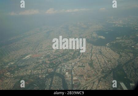 Mexico City DF, Mexiko, Juni 2004: Luftaufnahme eines dicken Smogs über Mexiko-Stadt. ©Bob Daemmrich Stockfoto