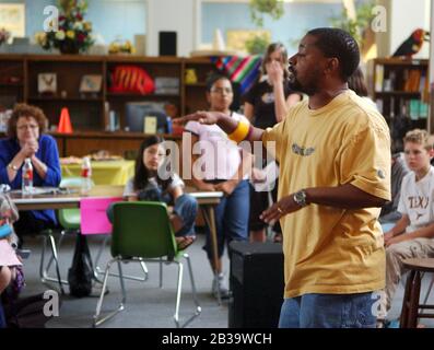 Austin Texas USA, um 2004: Schwarzer Dichter erklärt Wettbewerbsregeln vor dem Start des ersten „Poetry Slam“ für Schüler der 7. Klasse der Fulmore Junior High School in der Schulbibliothek. ©Bob Daemmrich Stockfoto