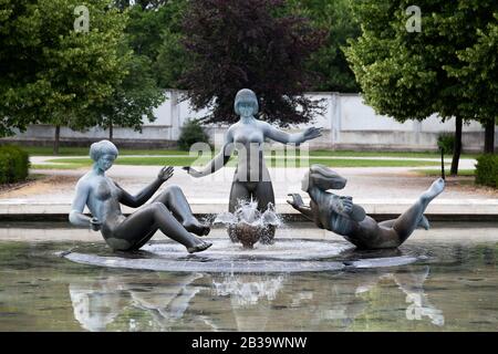 Bratislava, Slowakei - 18. Juni 2018: Der Brunnen "Radosť zo života (Radosť)" (Freude aus dem Leben (Freude)) im Garten des Präsidenten (Grassalkovich). Stockfoto