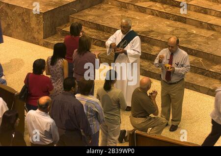 San Juan Texas USA, um 2004: Katholiken erhalten Kommunion während des Gottesdienstes in der Basilika unserer Lieben Frau von Del Valle, San Juan, Texas. ©Bob Daemmrich Stockfoto