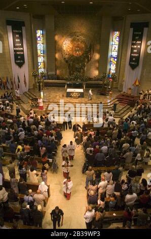 San Juan Texas USA, um 2004: Innenraum der Basilika unserer Lieben Frau von Del Valle während des Sonntagsgottesdienstes. Die Basilika dient einer überwiegend hispanisch-katholischen Gemeinde in Far South Texas. ©Bob Daemmrich Stockfoto