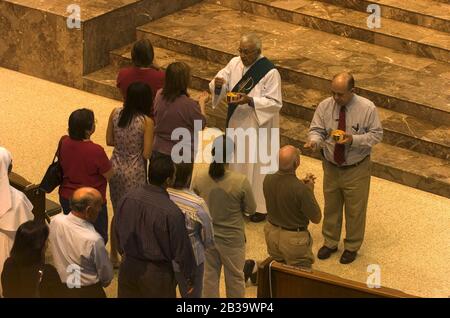 San Juan Texas USA, um 2004: Katholiken erhalten Kommunion während des Gottesdienstes in der Basilika unserer Lieben Frau von Del Valle, San Juan, Texas. ©Bob Daemmrich Stockfoto