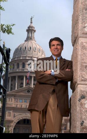 Austin, Texas, USA, Oktober 2004: Der Gouverneur von Texas, Rick Perry, posiert in der Nähe des State Capitol. ©Bob Daemmrich Stockfoto