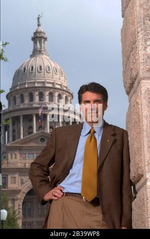 Austin, Texas, USA, Oktober 2004: Der Gouverneur von Texas, Rick Perry, posiert in der Nähe des State Capitol. ©Bob Daemmrich Stockfoto