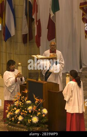 San Juan Texas USA, um 2004: Priester führt während des Sonntagsgottesdienstes in der Basilika unserer Lieben Frau von Del Valle Gebete. Die Basilika dient einer überwiegend hispanisch-katholischen Gemeinde in Far South Texas. ©Bob Daemmric Stockfoto