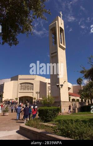 San Juan Texas USA, um 2004: Außenansicht der Basilika unserer Lieben Frau von Del Valle während des Sonntagsgottesdienstes. Die Basilika dient einer überwiegend hispanisch-katholischen Gemeinde in Far South Texas. ©Bob Daemmrich Stockfoto