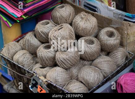 Seile in verschiedenen Farben und Varianten erhältlich. Vor dem Laden fotografiert. Stockfoto