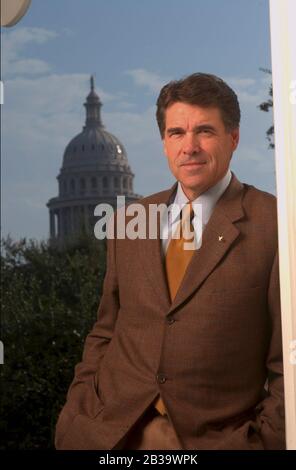 Austin, Texas, USA, Oktober 2004: Der Gouverneur von Texas, Rick Perry, posiert in der Nähe des State Capitol. ©Bob Daemmrich Stockfoto