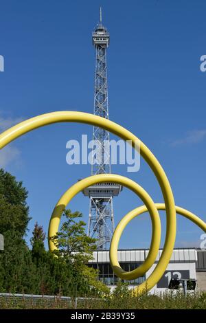 Kunstwerk Ursula Sax 'Looping 1992', Funkturm, Messedamm, Westend, Charlottenburg, Berlin, Deutschland Stockfoto