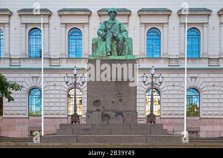 Helsinki, Finnland - 18. Juni 2019: Bronzestatue von Johan Vilhelm Snellman, die von Emil-Wikström 1923 geschaffen wurde. Stockfoto