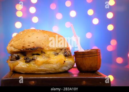 Nahaufnahme von Rinderburger auf Restauranttisch Stockfoto
