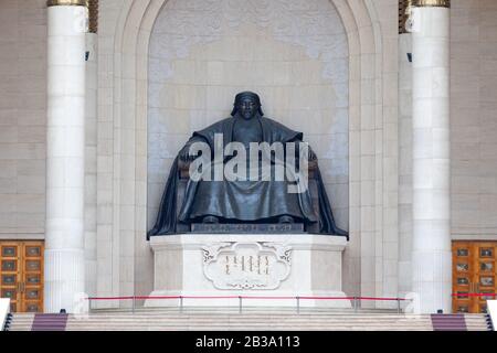 Ulan Bator, Mongolia - 31. Juli 2018: Denkmal für Dschingis Khan im Regierungspalast (mongolisch: Засгын газрын ордон, Zasgiin gazriin ordon). Stockfoto