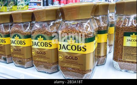 Samara, Russland - 29. Februar 2020: Kaffee Jacobs Gold im Regal im Lebensmittelgeschäft Stockfoto