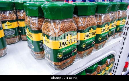 Samara, Russland - 29. Februar 2020: Kaffee Jacobs Monarch auf dem Regal im Lebensmittelgeschäft Stockfoto