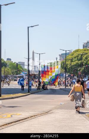 Buenos Aires, Argentinien; 10. Dezember 2019: Die Wiphhala-Flagge hing während der mobilizatio an der 9 de Julio Avenue mit Blick auf den Obelisk im Hintergrund Stockfoto