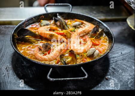 Spanische Küche, Kochen, leckere Paella, berühmte Gericht mit Reis und Fisch aus Valencia Stockfoto