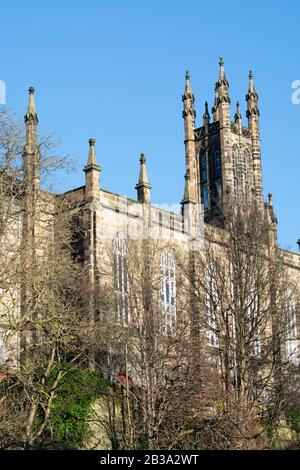 Blick auf alte gotische Kirche in der Nähe von Dean Dorf in der neuen Stadt Teil der Stadt Edinburgh, die Hauptstadt Schottlands, in sonnigen Wintertag Stockfoto