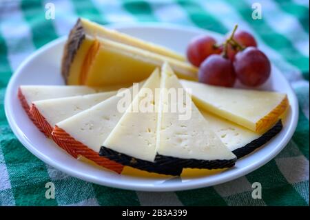 Käse Sammlung, Auswahl an spanischen Manchego Käse aus Kuh- und Ziegenmilch zu schließen, bis Stockfoto