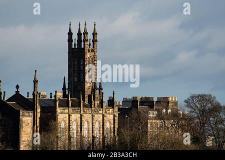 Blick auf alte gotische Kirche in der Nähe von Dean Dorf in der neuen Stadt Teil der Stadt Edinburgh, die Hauptstadt Schottlands, in sonnigen Wintertag Stockfoto