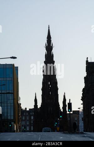 Blick auf das Gebäude mit gotischem Denkmal in der Pricess Street im alten Teil von Edinburgh, der Hauptstadt Schottlands im Winter Stockfoto