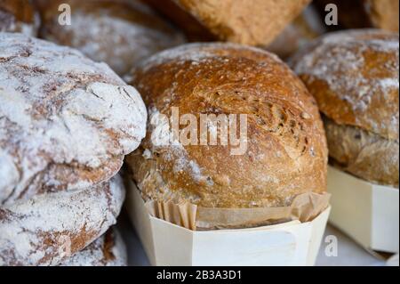 Schottisches hausgemachtes Roggenbrot auf dem Sonntag Street Market in Edinburgh steht in der Nähe Stockfoto