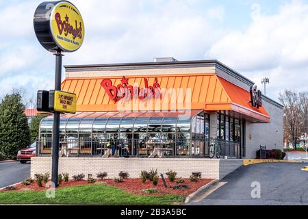 Charlotte, NC/USA - 1. Februar 2020: Mittlere Außenansicht des Restaurants "Bojangle's Famous Chicken & Biscuits" mit Marke/Logo auf Schild und Geschäft. Stockfoto