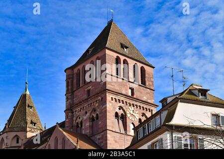 Turm der althistorischen Lutherischen Thomaskirche, auch "Eglise Saint Thomas" n French genannt, in der Straßburger Stadt in Frankreich Stockfoto