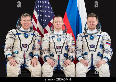 STERNENSTADT, RUSSLAND - 18. Dezember 2019 - Die Backup-Expedition 63 Crewmitglieder posieren für ein Porträt im Gagarin Cosmonaut Training Center in Star City, Russ Stockfoto