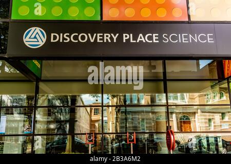 Charlotte, NC/USA - 26. Mai 2019: Bunte horizontale redaktionelle Außenaufnahme der Fassade "Discovery Place Science", die Marke und Logo in Weiß A zeigt Stockfoto