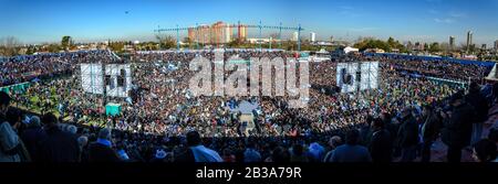 Sarandí, Buenos Aires, Argentinien - 23. Februar 2017: Volles Fotballstadion in politischer Handlung von Cristina Fernández de Kirchner Stockfoto