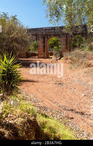 Yanhuitlan, Oaxaca, Mexiko - Ein Aquädukt, das im 16. Jahrhundert von den Spaniern gebaut wurde, um Yanhuitlan mit Wasser zu befüllen. Stockfoto