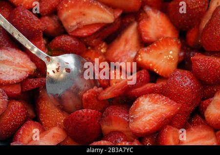 Frisch reif geschnitten Bio perfekt Erdbeeren - Hintergrund Stockfoto