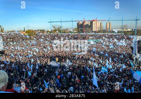 Sarandí, Buenos Aires, Argentinien - 23. Februar 2017: Volles Fotballstadion in politischer Handlung von Cristina Fernández de Kirchner Stockfoto