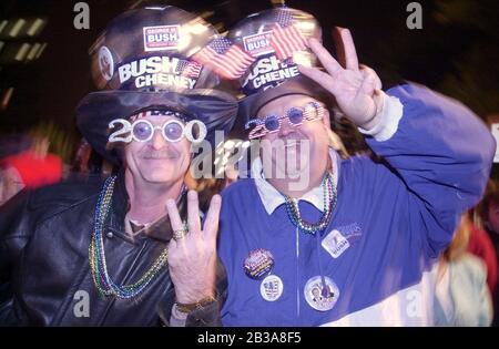 Austin Texas USA, 7. November 2000: Hunderte von Unterstützern des republikanischen Präsidentschaftskandidaten Texas Gov. George W. Bush, drängen sich in die Innenstadt, um die Wahlergebnisse am Wahlabend abzuwarten. Diese Bush-Anhänger geben ein „W“-Zeichen für die mittlere Initiale ihres Kandidaten. ©Bob Daemmrich Stockfoto