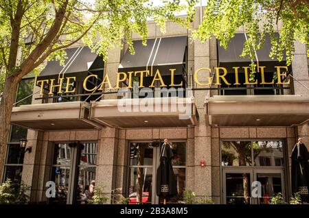 Charlotte, NC/USA - 26. Mai 2019: Außen mittelgroßer horizontaler Schuss von "The Capital Grille", einem beliebten Uptown Charlotte Restaurant und Grill, das br zeigt Stockfoto