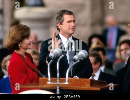 Austin, Texas, USA, Januar 1995: George W. Bush legt während seiner Einweihungszeremonie auf der Südtreppe des Kapitols den Amtseid als Gouverneur von Texas ab. Texas First Lady Laura Bush steht an seiner Seite. ©Bob Daemmrich Stockfoto