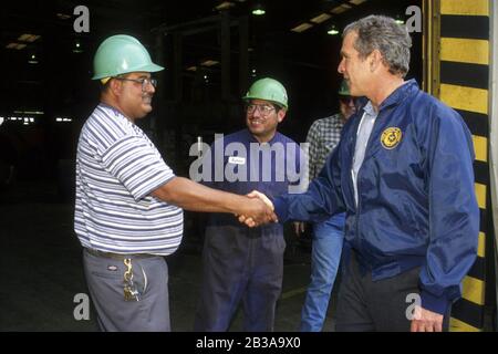 Mercedes, Texas USA, Januar 1997: Gouverneur George W. Bush trifft sich mit Arbeitern im Zuckerrohrlager in Südtexas. ©Bob Daemmrich Stockfoto