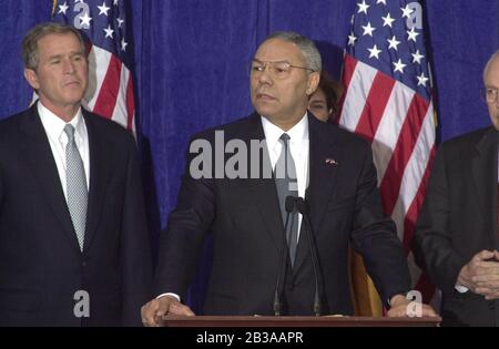 Crawford, Texas, USA, 16 DEC 2000: Der designierte US-Präsident George W. Bush gibt seine Wahl von Colin Powell als Außenminister in der neuen Bush-Regierung bekannt. ©Bob Daemmrich Stockfoto