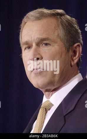 Austin, Texas, USA, 20 DEC 2000: Der designierte Präsident George W. Bush gibt seine Ernennung von Paul H. O'Neill zum Finanzminister in einer Bush-Regierung bekannt. O'Neill sagte, dass er eng mit dem Vorsitzenden der Federal Reserve, Alan Greenspan, zusammenarbeiten werde, um eine wirtschaftliche Rezession im Jahr 2001 zu vermeiden. ©Bob Daemmrich Stockfoto