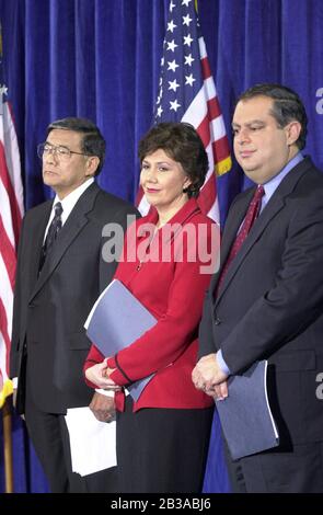 Austin, Texas 02JAN01: Der designierte US-Präsident George W. Bush kündigt die letzten drei Mitglieder seines Kabinetts am Dienstagnachmittag in Austin an, links rechts Norman Mineta als Verkehrsministerin; Linda Chavez als Arbeitsministerin und Senator Spencer Abraham als Energieministerin. ©Bob Daemmrich / Stockfoto