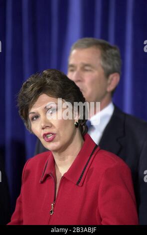 Austin, Texas USA, 02 JAN0 201: Der designierte US-Präsident George W. Bush kündigt die letzten drei Mitglieder seines Kabinetts an. Rechts ist Linda Chavez als Arbeitsministerin. ©Bob Daemmrich Stockfoto