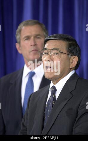 Austin, Texas 02. JAN 2001: Der designierte US-Präsident George W. Bush gibt am Dienstagnachmittag in Austin die letzten drei Mitglieder seines Kabinetts bekannt. Rechts ist Norman Mineta, Nominierter für den Verkehrsminister. ©Bob Daemmrich Stockfoto