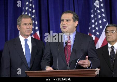 Austin, Texas, USA, 02. JANUAR 2001: Der designierte US-Präsident George W. Bush kündigt die letzten drei Mitglieder seines Kabinetts an. Auf dem Podium steht Spencer Abraham, Bushs Nominierter für den Energieminister. ©Bob Daemmrich Stockfoto