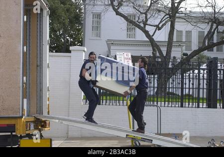 Austin, Texas, USA, 08. JAN 2001: Mitarbeiter eines Umzugsunternehmens ziehen persönliche Besitztümer des designierten Präsidenten George W. Bush und seiner Frau Laura Bush aus dem Herrenhaus des Gouverneurs in Austin, während sich die Büsche darauf vorbereiten, später in diesem Monat nach Washington D.C. zu ziehen. Bush wird am 20. Januar als 43. Präsident der Nation vereidigt. ©Bob Daemmrich Stockfoto