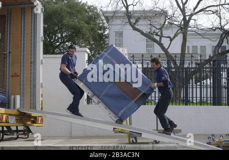 Austin, Texas, USA, 08. JAN 2001: Mitarbeiter eines Umzugsunternehmens ziehen persönliche Besitztümer des designierten Präsidenten George W. Bush und seiner Frau Laura Bush aus dem Herrenhaus des Gouverneurs in Austin, während sich die Büsche darauf vorbereiten, später in diesem Monat nach Washington D.C. zu ziehen. Bush wird am 20. Januar als 43. Präsident der Nation vereidigt. ©Bob Daemmrich Stockfoto