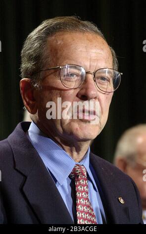 Austin, Texas, USA, 08. JANUAR 2001: Senator Ted Stevens (AK), Vorsitzender des Senate Appropriations Committee, spricht nach einem Treffen mit dem designierten Präsidenten George W. Bush zur Presse. ©Bob Daemmrich Stockfoto