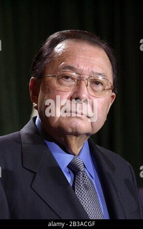 Austin, Texas, USA, 08. JANUAR 2001: Senator Daniel Inouye (HI) spricht nach einem Treffen mit dem designierten Präsidenten George W. Bush zur Diskussion nationaler Themen vor der Presse. ©Bob Daemmrich Stockfoto