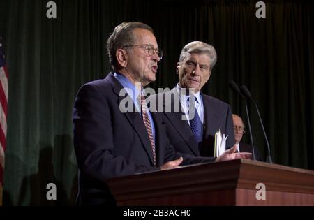 Austin, Texas, USA, 08. JANUAR 2001: Senator Ted Stevens (links), Vorsitzender des Ausschusses für Mittel und Mittel, und Senator John Warner, Vorsitzender des Ausschusses für bewaffnete Dienste, sprechen nach ihrem Treffen mit dem designierten Präsidenten George W. Bush mit Reportern, um Verteidigungsfragen zu diskutieren. ©Bob Daemmrich Stockfoto