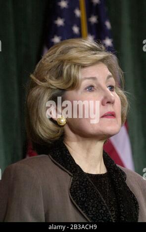 Austin, Texas, USA, 08. JANUAR 2001: Senator Kay Bailey Hutchison aus Texas spricht nach einem Treffen mit dem designierten Präsidenten George W. Bush am Montag zur Diskussion von Verteidigungsfragen vor der Presse. ©Bob Daemmrich Stockfoto