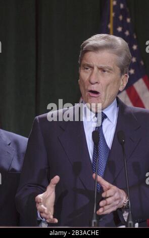 Austin, Texas, USA, 08. JANUAR 2001: Senator John Warner (VA), Vorsitzender des Armed Services Committee, spricht nach einem Treffen mit dem designierten Präsidenten George W. Bush zur Diskussion von Verteidigungsfragen zur Presse. ©Bob Daemmrich Stockfoto